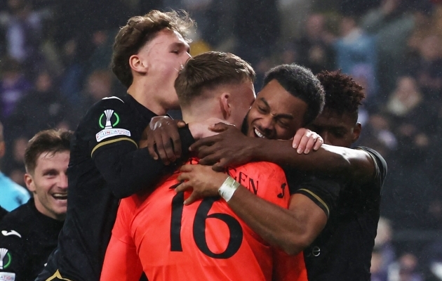 Anderlechti puurivaht Bart Verbruggen tõrjus penaltiseerias kõik kolm palli ning viis oma meeskonna Konverentsiliiga 16 parima hulka. Foto: Scanpix / Yves Herman / Reuters