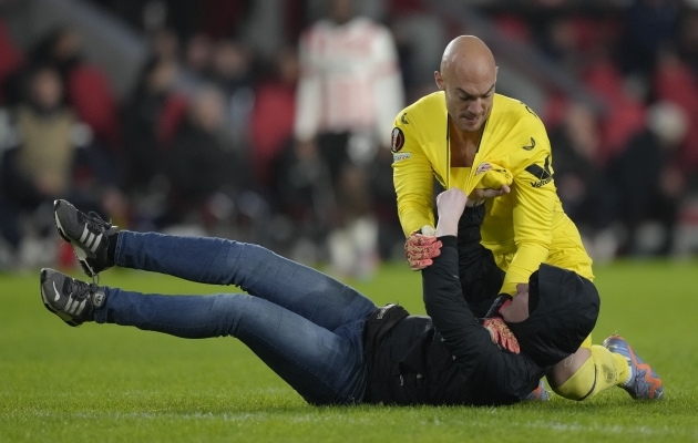 Sevilla väravavaht Marko Dmitrovic väänas teda rünnanud PSV Eindhoveni fänni selili. Foto: Scanpix / Peter Dejong / AP Photo