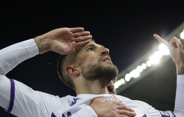 Video: Fiorentina kaitsja skooris oma väljakupoolelt otse karistuslöögist  (Lazio pääses napilt) 