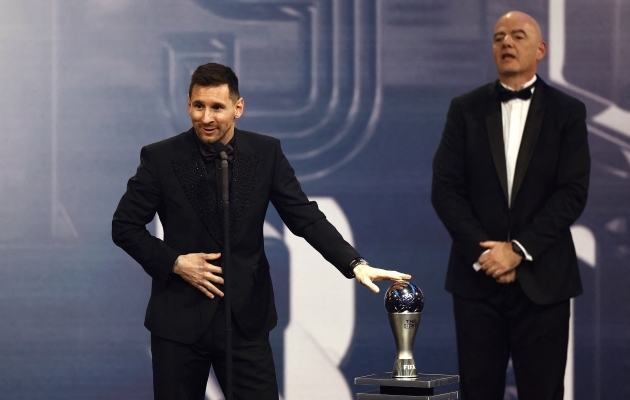 Lionel Messi sai FIFA aasta m&auml;ngija auhinna Gianni Infantinolt. Foto: Scanpix / REUTERS / Sarah Meyssonnier