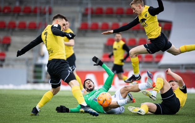 Vapruse kapten Magnus Villota vastaseid r&uuml;nnakute pidurdamisel ei hellitanud. Foto: Jana Pipar