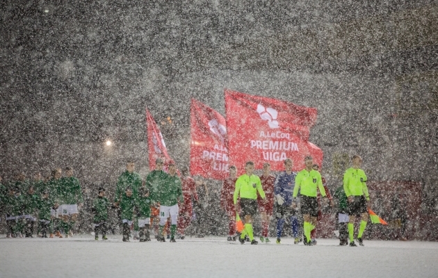 Premium liiga avamängu saatis tihe lumesadu. Foto: Katariina Peetson / jalgpall.ee