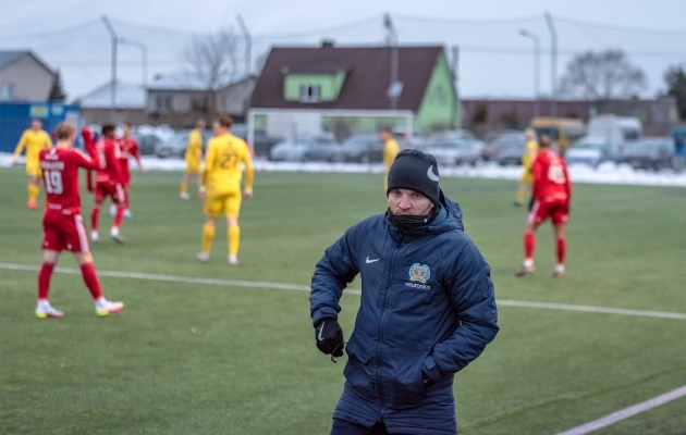 Kuressaare peatreener Roman Kožuhhovski ei lasknud end ilmaoludest häirida. Foto: Allan Mehik