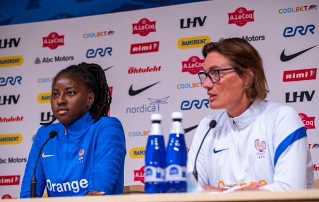 Corinne Diacre (paremal) käis eelmisel aastal Prantsusmaa koondisega Tallinnas, kui MM-valiksarjas alistati Eesti 9:0. Foto: Liisi Troska / jalgpall.ee
