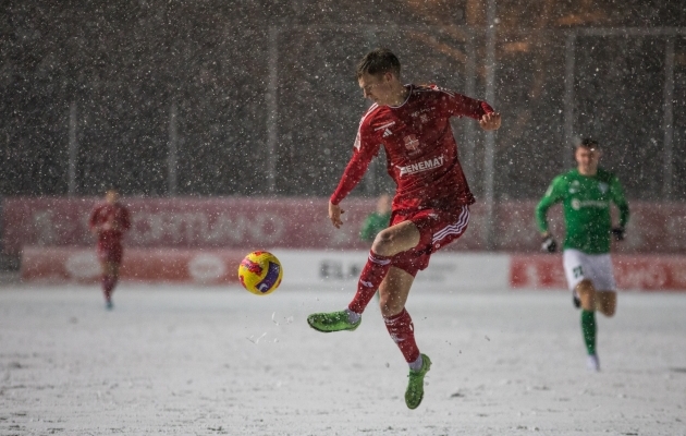 Premium liiga hooaja avamängul sadas lund. Foto: Katariina Peetson / jalgpall.ee