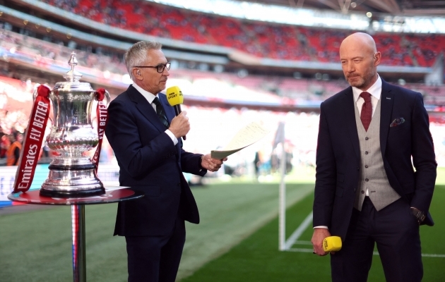 Gary Lineker (vasakul) ja Alan Shearer juhatamas sisse 2022. aasta Inglismaa karikav&otilde;istluste poolfinaali Liverpooli ja Manchester City vahel. Lineker on BBC jalgpallisaatejuht nr 1. Foto: Scanpix / Reuters / Carl Recine