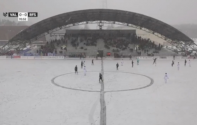 Läti Virsliga hooaja avanud Valmiera ja RFS-i kohtumine toimus rängas lumesajus ja lumega kaetud väljakul. Foto: kuvatõmmis otseülekandest