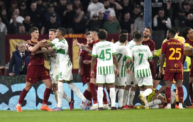 Kahekordselt rumal punane lõi esineliku ukse Roma ees kinni
