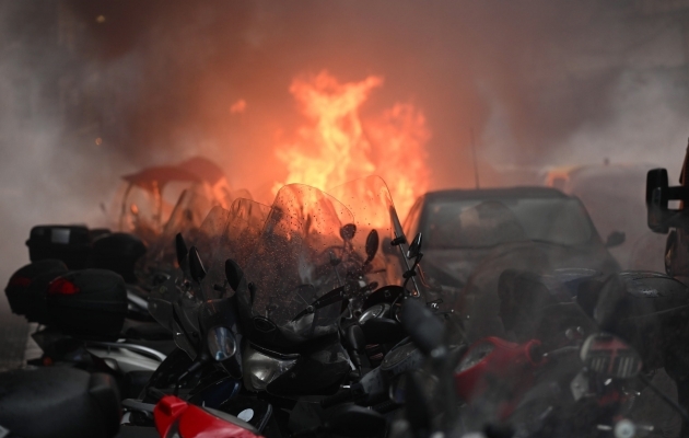 Eintrachti fännid põletavad Napoli tänavatel autosid. Foto: Scanpix / Ciro Fusco / EPA