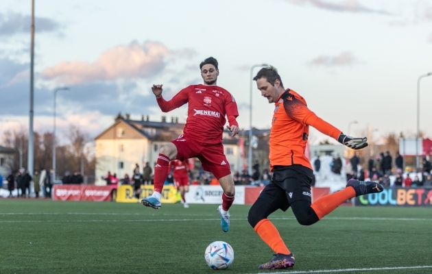 Oskari Jussi Forsman kaitsmas palli Roman Sobt&scaron;enko ees. Foto: Brit Maria Tael