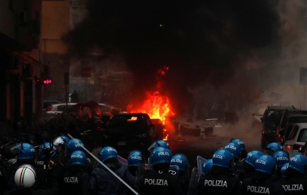 Napoli politsei arreteeris viis Napoli ja kolm Frankfurdi Eintrachti fänni. Foto: Scanpix / Stringer / Reuters