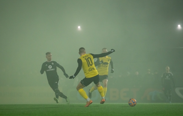 Vapruse ja Kalju mängu mõjutas udu, millele kohalikud fännid kollase suitsuga kaasa aitasid. Foto: Liisi Troska / jalgpall.ee