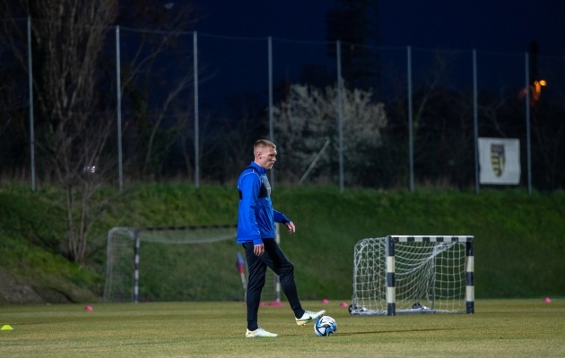 Joonas Tamm sai äsjasest haigestumisest hoolimata treeningul juba kaasa lüüa. Foto: Liisi Troska / jalgpall.ee