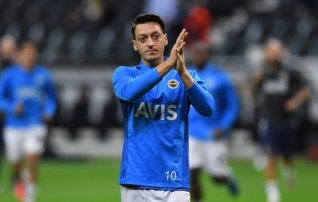Maailmameister Özil lõpetas 34-aastaselt karjääri