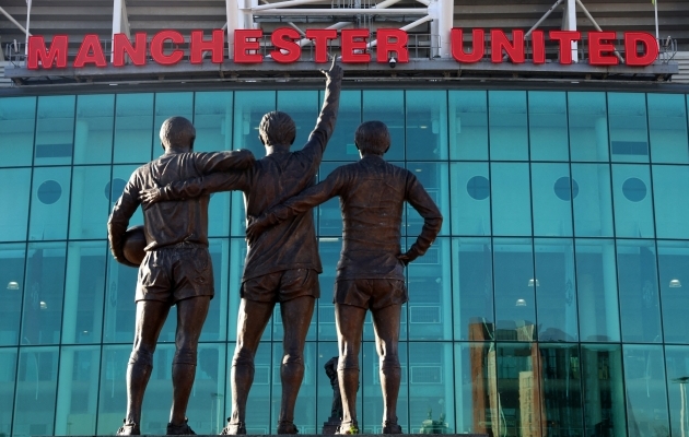 Kes saab Manchester Unitedi kodustaadioni ees seisva kolmiku - Sir Bobby Charlton, George Best ja Dennis Law - uueks omanikus? Foto: Scanpix / Phil Noble / Reuters