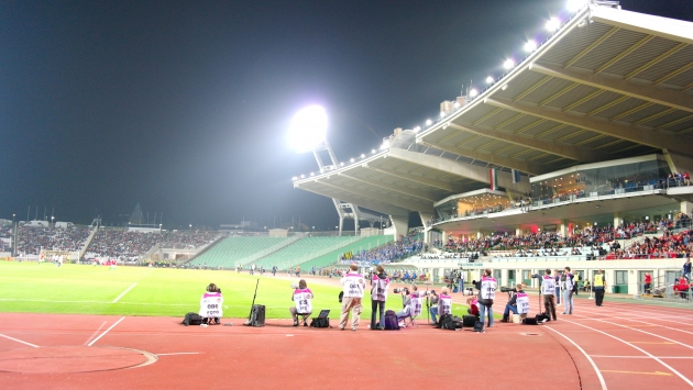 Sama m&auml;ng ja sama staadion teise nurga alt. Pildil keskel paistab ka eestlasi t&auml;is f&auml;nnisektor. Foto: K&auml;tlin Hallik