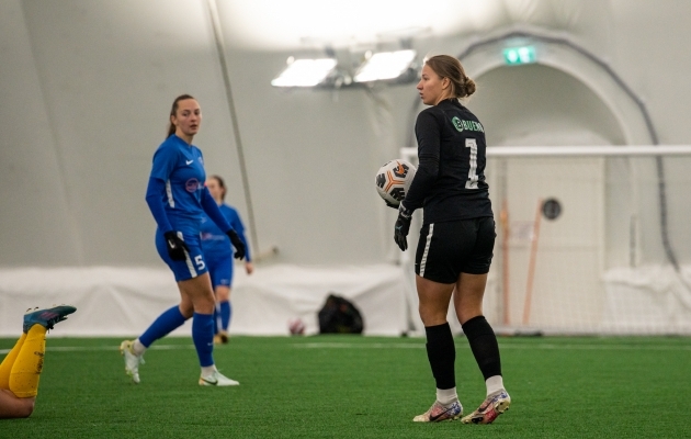 19-aastane väravavaht Keiti Kruusmann (paremal) on A-koondist esindanud kahel korral. Foto: Liisi Troska / Jalgpall.ee