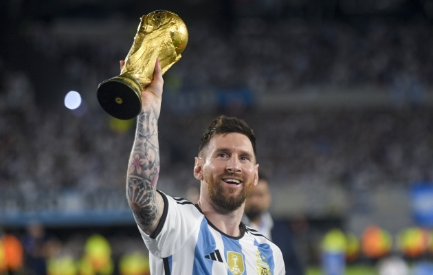 Lionel Messi MM-karikaga. Foto: Scanpix / Gustavo Garello / AP Photo