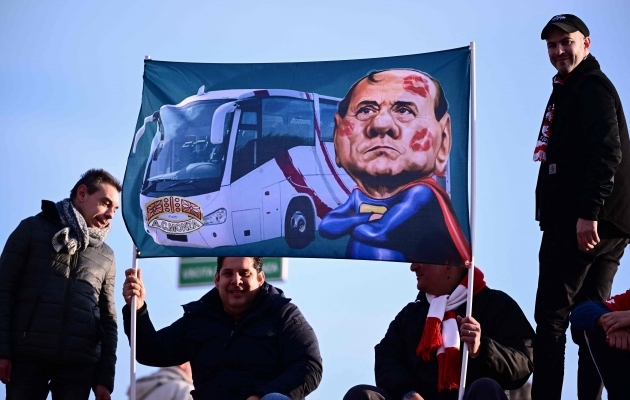 Monza fännide plagu ei lase Silvio Berlusconi kurikuulsal lubadusel unustusse vajuda. Foto: Scanpix / AFP / Marco Bertorello