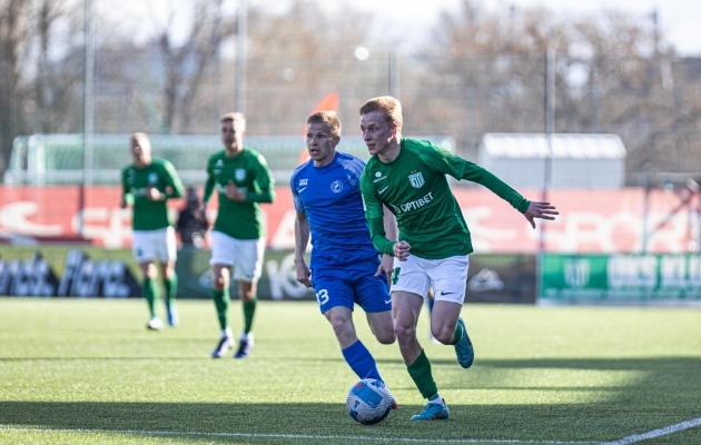 Flora lapib tühja kohta keskväljal, Tammeka treeneripingil, ühed kanged mõlemad