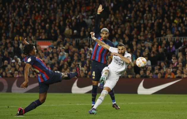 Karim Benzema l&otilde;i Hispaania karikasarja poolfinaali kordusm&auml;ngus kolm v&auml;ravat, Madridi Real alistas v&otilde;&otilde;rsil 4:0 FC Barcelona ja j&otilde;udis finaali. Foto: Scanpix / Reuters / Albert Gea