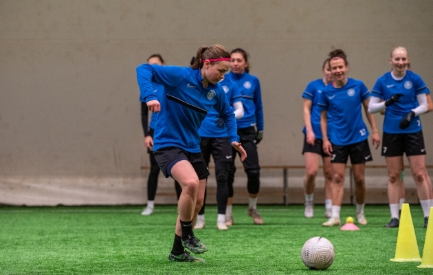 Signy Aarna m&auml;ngueelsel treeningul. Foto: Liisi Troska / jalgpall.ee