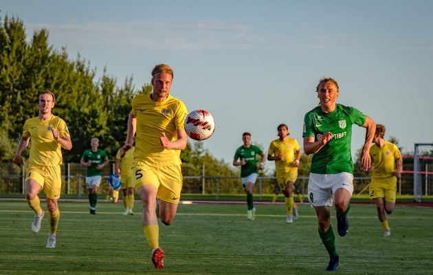 Kure teeb kolmanda katse Flora ees lossiväravad kinni lüüa, seekord päriselt