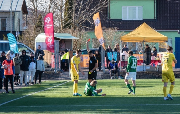 Mairo Miil sai 22. minutil punase kaardi. Foto: Allan Mehik