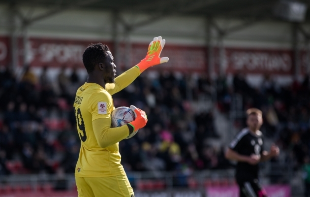 Paide Linnameeskonna v&auml;ravavaht Ebrima Jarju tegi kohtumise esimesel minutil h&uuml;per-super-topelt-t&otilde;rje. Foto: Katariina Peetson / jalgpall.ee