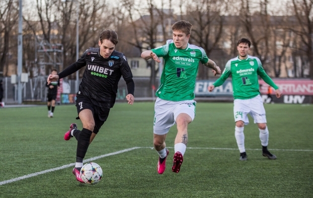 Michael Schj&ouml;nning-Larsen (keskel) aitas peatada Kalevi r&uuml;nnakuid. Aleksandr Zakarljuka (paremal) l&otilde;i avav&auml;rava. Foto: Katariina Peetson / jalgpall.ee