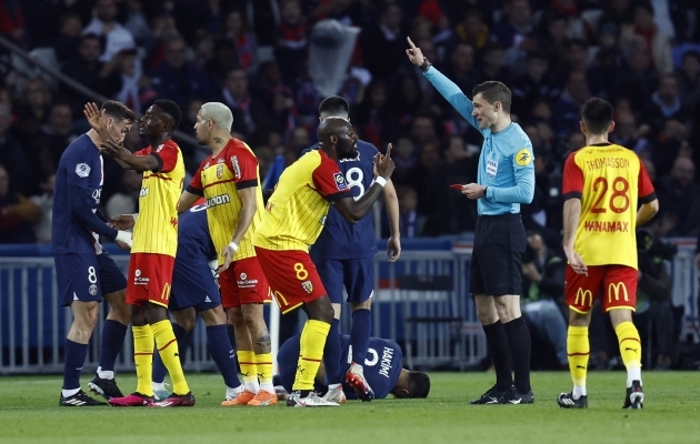 Salis Abdul Samed jättis Lensi 19. minutil PSG vastu vähemusse. Foto: Scanpix / Gonzalo Fuentes / Reuters