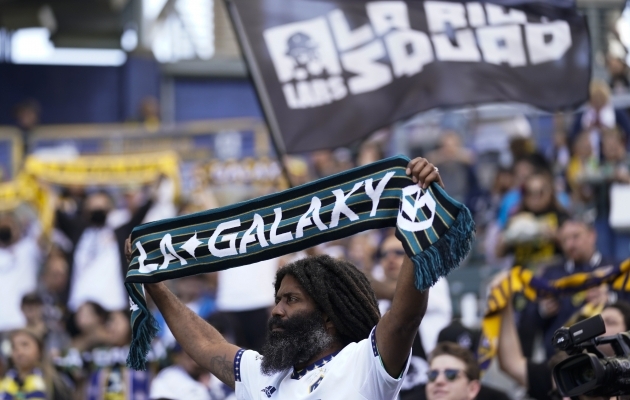 Meeleavaldus Ameerika moodi: LA Galaxy fännid rentisid lennuki, et näidata klubijuhile, mis temast arvatakse