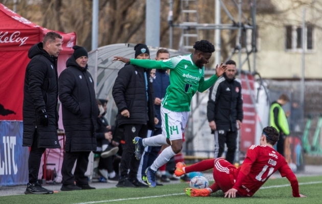 Ernest Agyiri (nr 14) ja Levadia on Curro Torrese (vasakul) k&auml;e all &otilde;itsele l&ouml;&ouml;nud. Foto: Katariina Peetson / jalgpall.ee