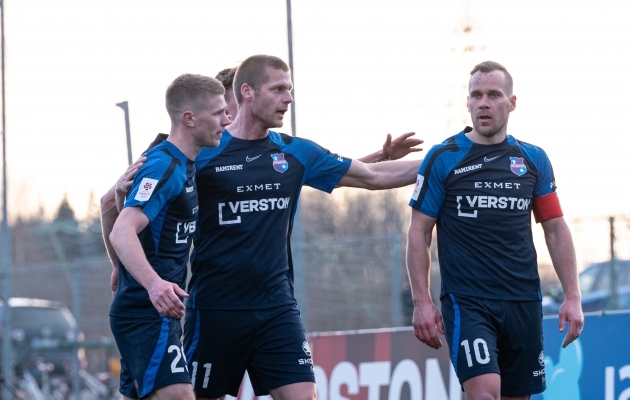 Andre Frolov ei julgenud t&auml;histada, aga kaaslased &otilde;nnitlesid teda ikkagi. Foto: Liisi Troska / jalgpall.ee