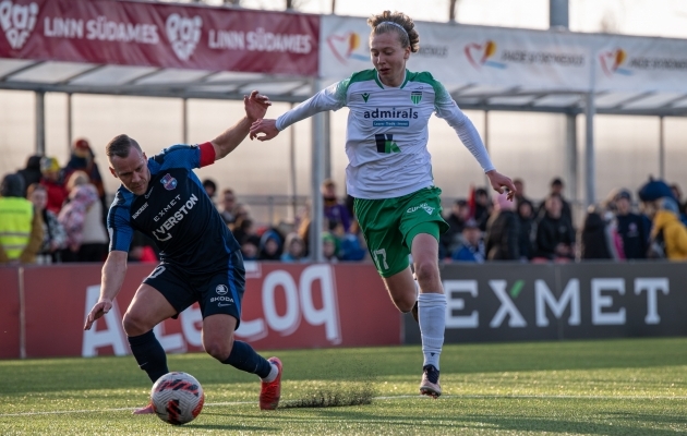 Casper Nicolas Lugtmeijer (paremal) v&otilde;itles kogenud vastastega mehiselt. Foto: Liisi Troska / jalgpall.ee