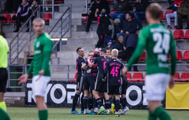 Panter teritab hambaid ja valmistub hüppeks, sest Flora näib haavatav