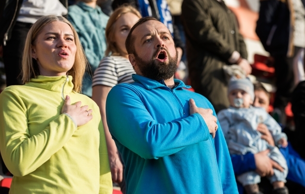 Ukraina poolehoidjad h&uuml;mni laulmas. Foto: Katariina Peetson / jalgpall.ee