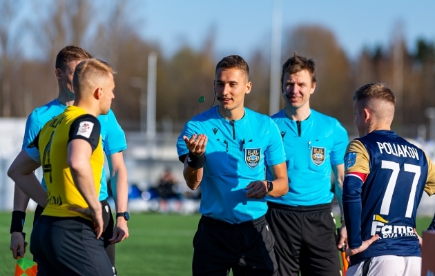 Meeskondade kaptenid ja Kevin Kaivoja loosimisel. Foto: Svetlana T&scaron;ižova