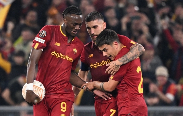 Tammy Abraham, Lorenzo Pellegrini ja Paulo Dybala tähistavad Roma teist väravat. Foto: Scanpix / Alberto Lingria / Reuters