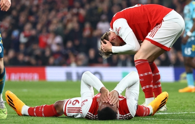 100 minutit ahastust: kas Arsenal mängiski tiitli maha? Punasele laternale laotati kodus maha punane vaip