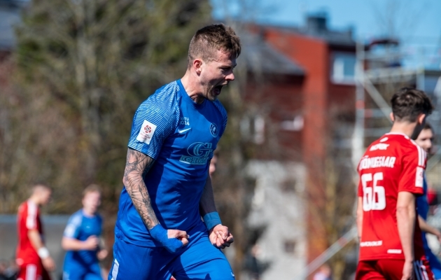 Tanel Lang hiilgas Harju vastu v&auml;rava ja v&auml;ravas&ouml;&ouml;duga. Foto: Liisi Troska / Jalgpall.ee