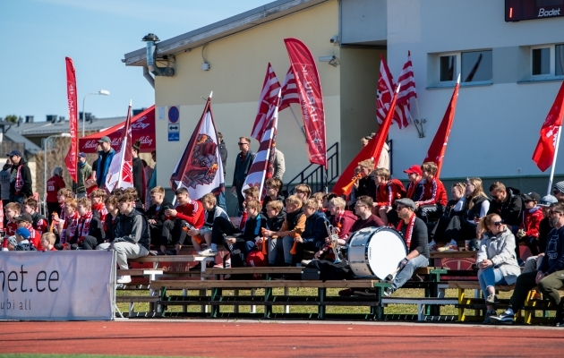 Vaatamata omade kehvadele tulemustele t&auml;idavad Harju Laagri f&auml;nnid esinduslikult staadioni trib&uuml;&uuml;ni. Foto: Liisi Troska / Jalgpall.ee
