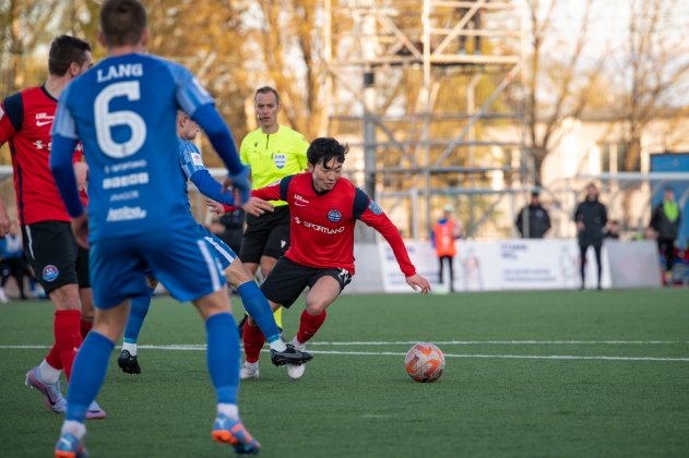 Do-Hyun Kimi kukkumise hetk. Foto: Liisi Troska / jalgpall.ee