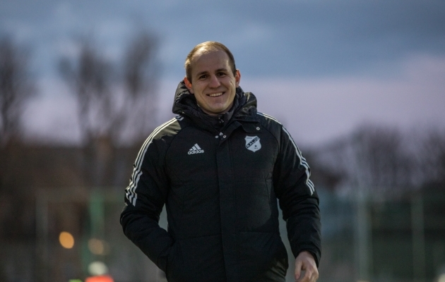Nikita Andrejev teeb N&otilde;mme Kalju peatreenerina deb&uuml;&uuml;di oma endise koduklubi FCI Levadia vastu. Foto: Katariina Peetson / jalgpall.ee