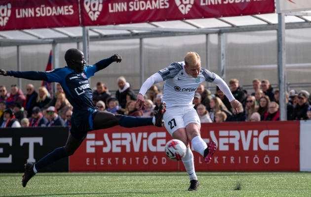 Ikka ja j&auml;lle j&auml;&auml;b Paidel napilt puudu. Foto: Liisi Troska / jalgpall.ee