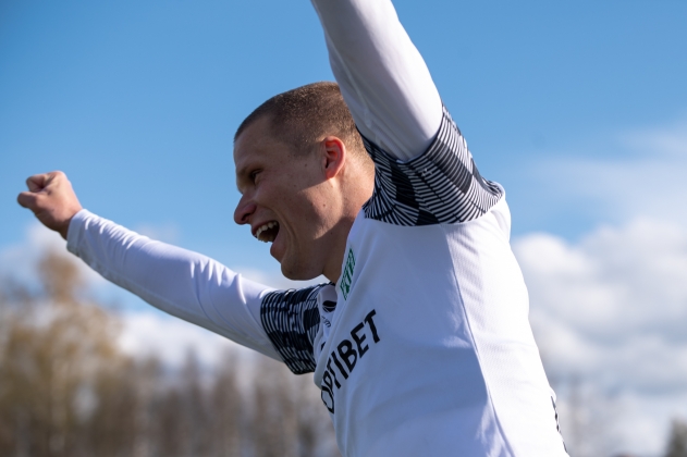 Henrik Ojamaa v&auml;ravat t&auml;histamas. Foto: Liisi Troska / jalgpall.ee