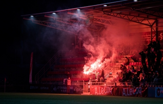 Levadia f&auml;nnid t&auml;histasid Kaljule l&ouml;&ouml;dud v&otilde;iduv&auml;ravat p&uuml;rotehnikaga. Foto: Katariina Peetson / jalgpall.ee