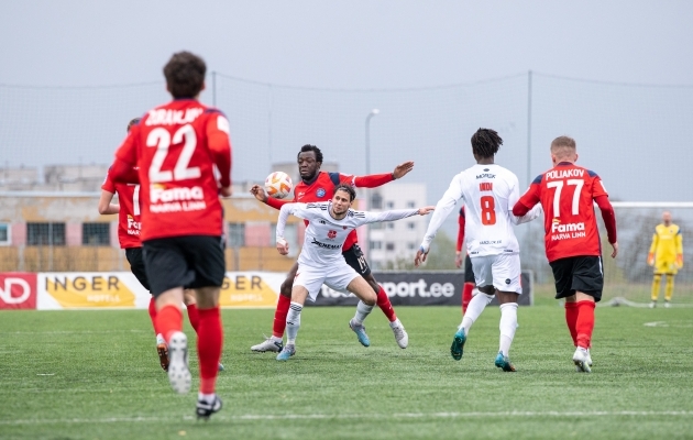 Roman Sobt&scaron;enko (esiplaanil keskel) Narva Transi vastu heitlemas. Foto: Liisi Troska / jalgpall.ee