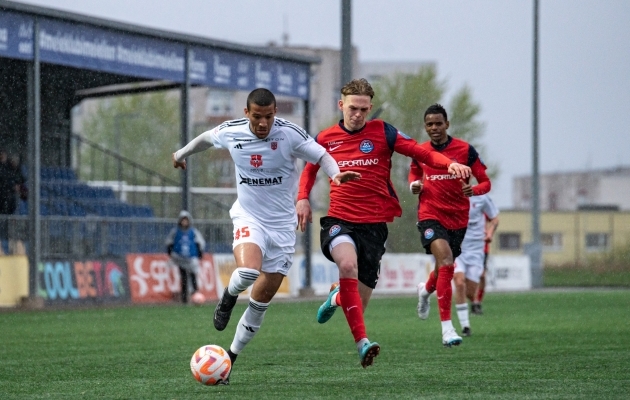 Kaarel Usta Transi m&auml;ngijate eest &auml;ra tuhisemas. Tervikuna j&auml;id harjukad aga t&auml;na piirilinlastele alla. Foto: Liisi Troska / jalgpall.ee