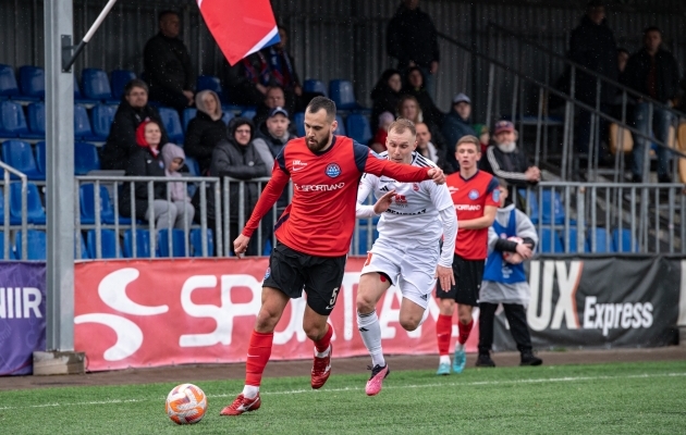 Kaks Aleksandrit v&otilde;itlemas ehk Kulinit&scaron; (palliga) ja Ivanju&scaron;in. Foto: Liisi Troska / jalgpall.ee